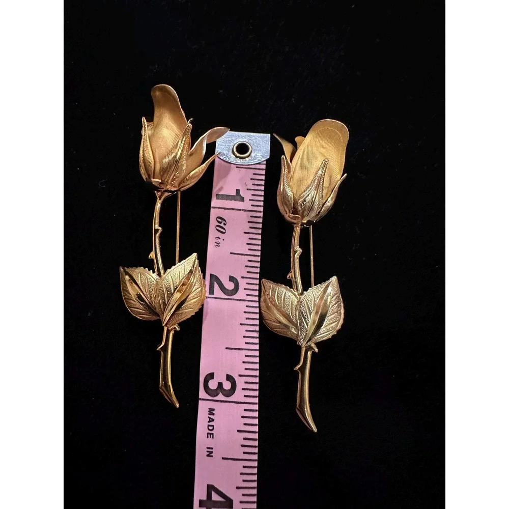VTG gold tone set of two rose brooches unsigned